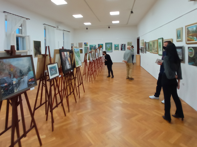 Razgledavanje izložbe prije otvaranja/ Snimio Marko ČULJAT                                                                                                                                                                                                